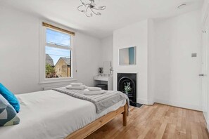 4 bedrooms, desk, iron/ironing board, travel cot - Spacious Family Home with Garden (Greater London)