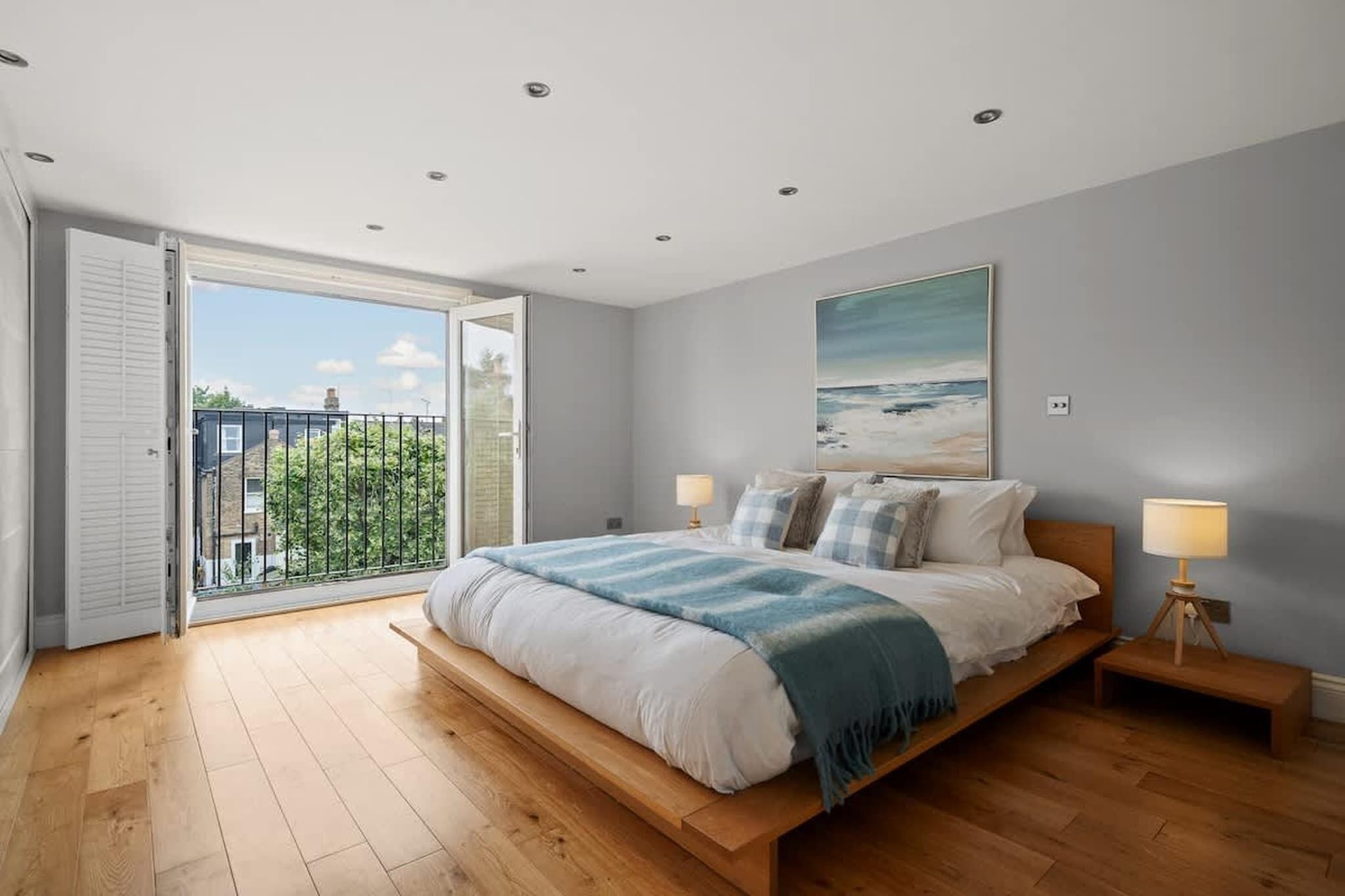 Escritorio, tabla de planchar con plancha, wifi gratis y ropa de cama 