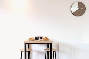 Dining - 2-Bedroom Newbury Apartment for 7 (West Berkshire)