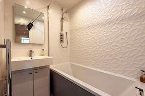 Hair dryer - 2-Bedroom Newbury Apartment for 7 (West Berkshire)