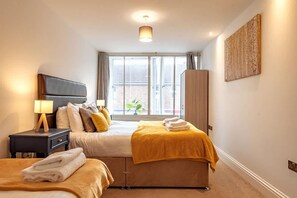 2 soverom, skrivebord, strykejern/-brett og reiseseng for barn