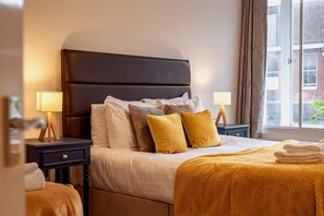 2 bedrooms, desk, iron/ironing board, travel cot - 2-Bedroom Newbury Apartment for 7 (West Berkshire)