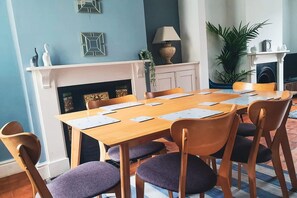 Dining - Cosy Holiday Home in Berkshire (Berkshire)