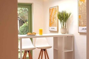 Dining - Cosy Holiday Home in Berkshire (Berkshire)