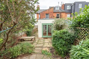 Outdoor dining - Cosy Holiday Home in Berkshire (Berkshire)