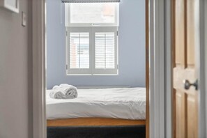 3 bedrooms, desk, iron/ironing board, travel cot - Reading Modern Home by the Thames (Berkshire)