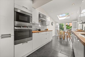 Fridge, microwave, oven, stovetop - Reading Modern Home by the Thames (Berkshire)