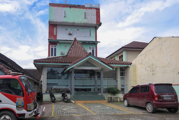Front of property - De Jewellery Guesthouse Lampung by ARBA (Krui)