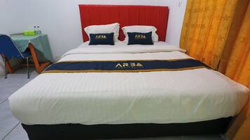 Una habitación de hotel con cama, escritorio y silla.