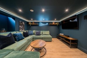 Smart TV, stereo, offices - Stylish Bristol Holiday Home for 8 (Clifton)