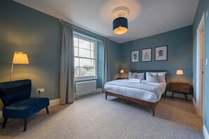 Desk, iron/ironing board, bed sheets - Stylish Bristol Holiday Home for 8 (Clifton)