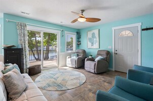 House, Multiple Beds, Patio (Lakeside Serenity) | Living area