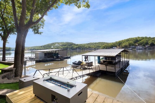 Lakeside Serenity Dock Days & Firepit Nights