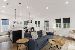 TV - 30a Caspian Blue Carriage Cozy 1-bedrm house pet friendly close to pool & beach (Watersound)