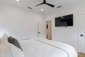 Een strijkplank/strijkijzer, wifi, beddengoed