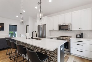 Een microgolfoven, een oven, een kookplaat, een vaatwasser