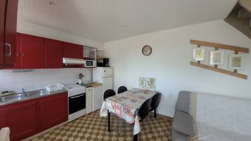 Een koelkast, een magnetron, een oven, een kookplaat