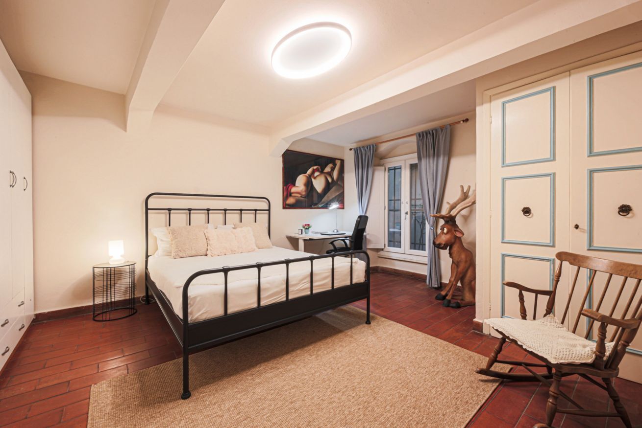 1 habitación y tabla de planchar con plancha 