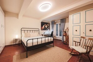 1 habitación y tabla de planchar con plancha 