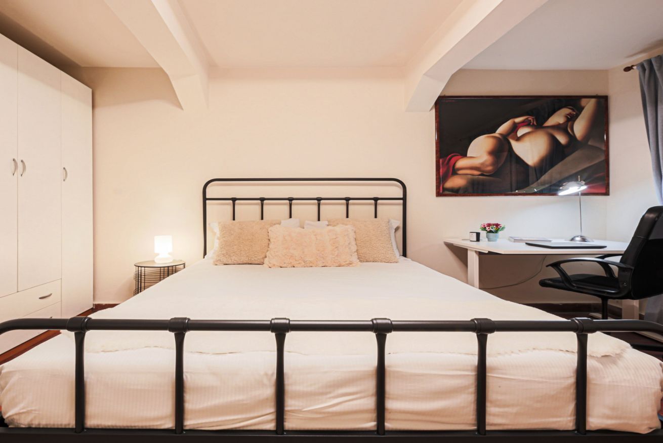 1 habitación y tabla de planchar con plancha 