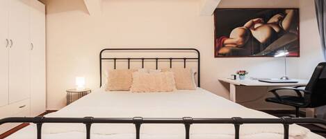 1 habitación y tabla de planchar con plancha