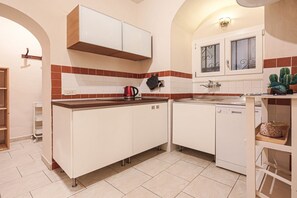 Réfrigérateur, micro-ondes, plaque de cuisson, lave-vaisselle