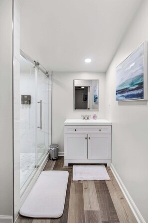 Douche, sèche-cheveux, serviettes fournies