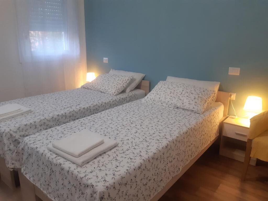 Zweibettzimmer | Schreibtisch, laptopgeeigneter Arbeitsplatz, kostenloses WLAN