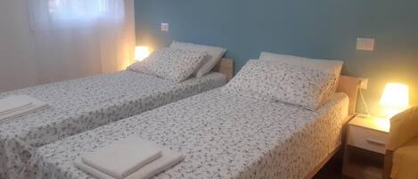 Twin Room | Desk, laptop workspace, free WiFi, bed sheets