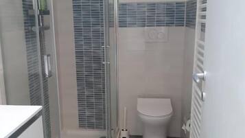 Zweibettzimmer | Badezimmer | Dusche, Haartrockner, Handtücher, Seife