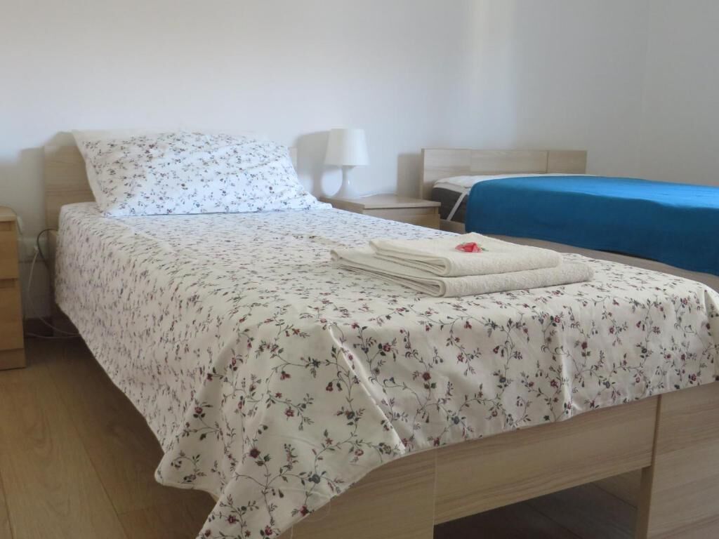 Schreibtisch, laptopgeeigneter Arbeitsplatz, kostenloses WLAN