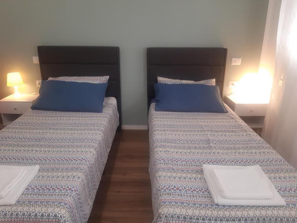 Zweibettzimmer | Schreibtisch, laptopgeeigneter Arbeitsplatz, kostenloses WLAN