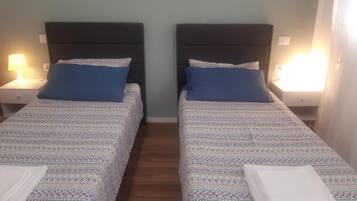 Zweibettzimmer | Schreibtisch, laptopgeeigneter Arbeitsplatz, kostenloses WLAN