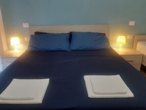 Escritorio, espacio para trabajar con laptop y wifi gratis 