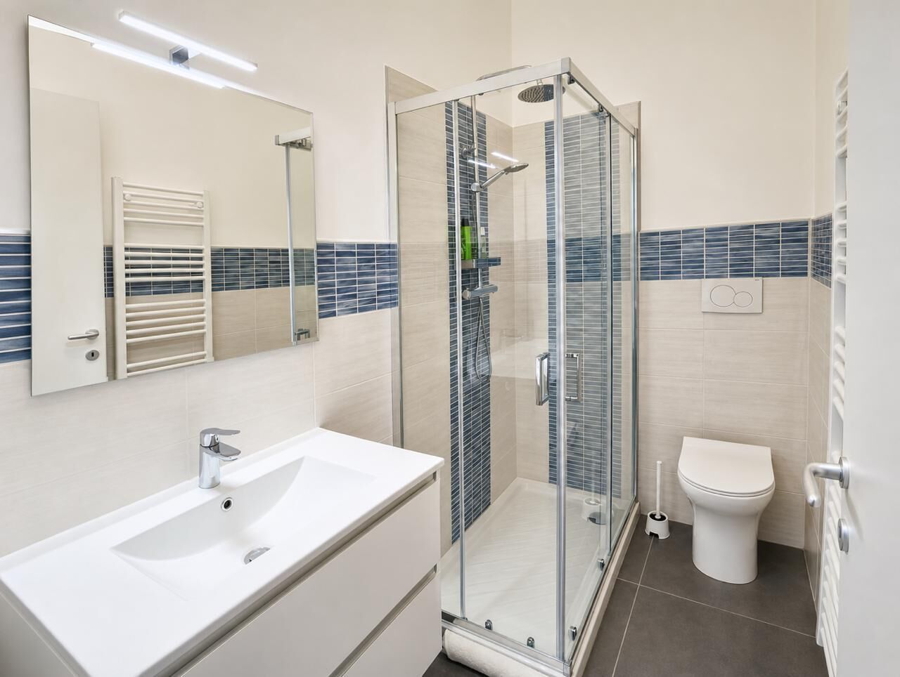 Habitación con 2 camas individuales | Baño | Ducha, secador de pelo, toallas y jabón