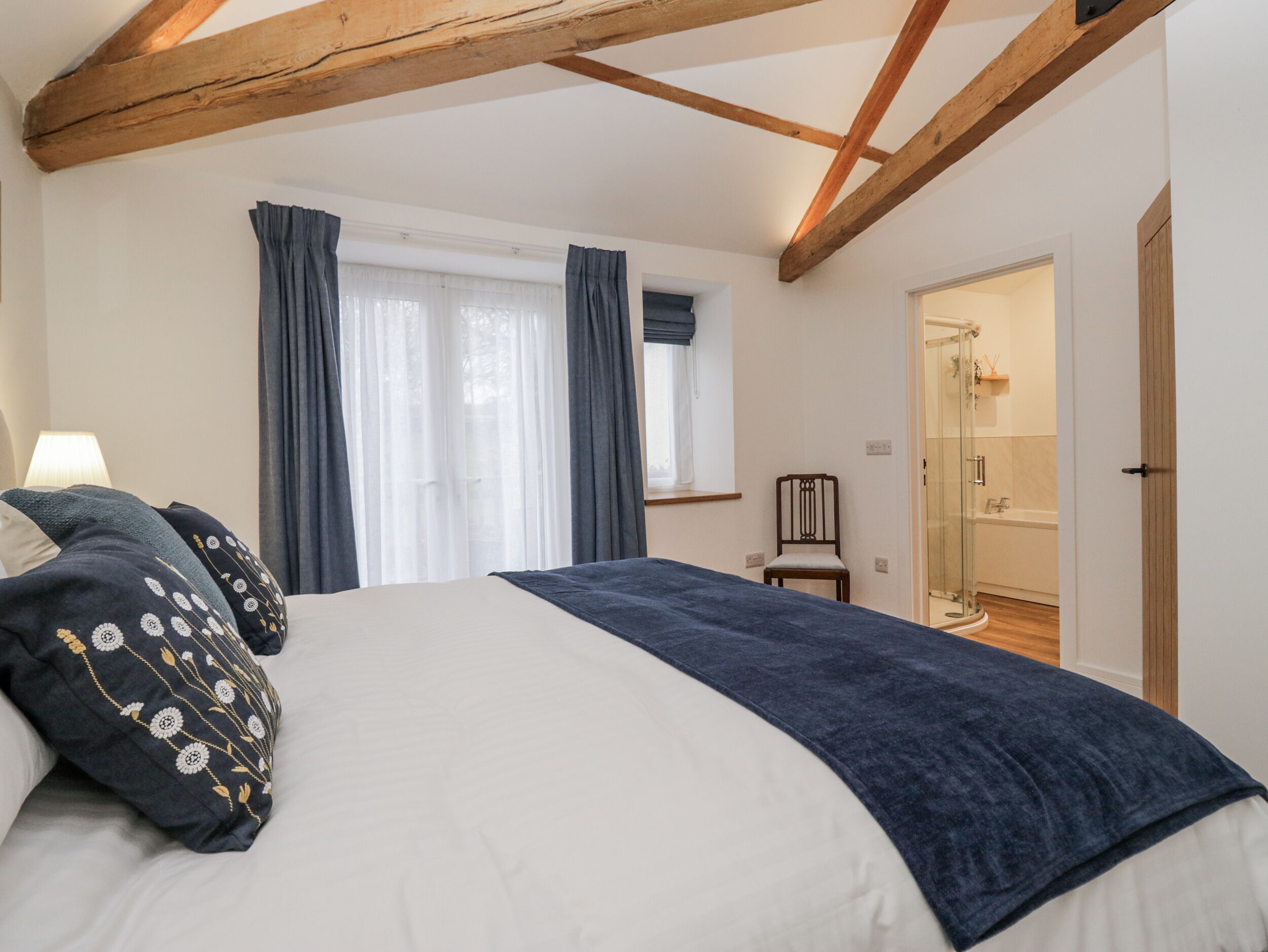 2 phòng ngủ, trang trí khác biệt 