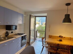 Fridge, microwave, oven, stovetop - Natalia Cottage (Pieve di Ledro)