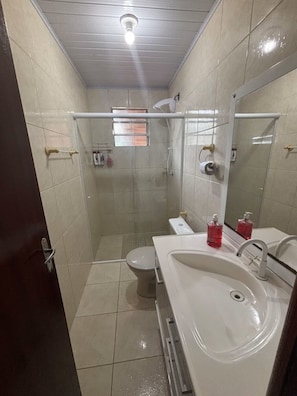 Toallas, jabón, papel de baño