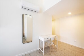Basic Double Room - Lisbon Oriente Suites by Olala Homes  (Lisbon)