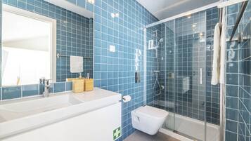 Suite básica | Baño | Amenidades de baño gratuitas, secadora de cabello, toallas, jabón