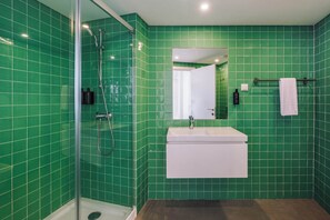 Comfort-Suite | Badezimmer | Kostenlose Toilettenartikel, Haartrockner, Handtücher, Seife