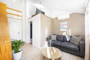 Smart TV - Lisbon Oriente Suites by Olala Homes  (Lisbon)