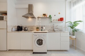 Refrigerador, microondas, cafetera y tetera y tetera eléctrica 