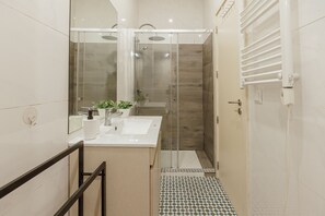 Shower, hair dryer, towels, soap - MARQUES 1243 STUDIO by VACATIONY (Oporto)