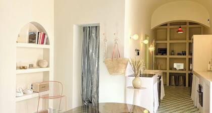 FISHERMAN'S COTTAGE TWO MINUTES FROM THE BEACH.