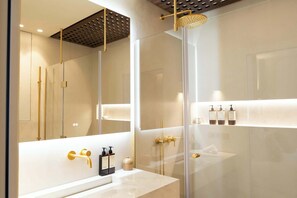 Shower, hair dryer, towels - A Peacefull 2-BR/2BA - Vieux Port (Marseille)
