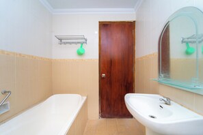 Phòng đôi Tiêu chuẩn | Phòng tắm | Buồng tắm vòi sen, khăn tắm