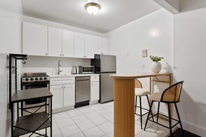 Kühlschrank, Mikrowelle, Herdplatte, Wasserkocher