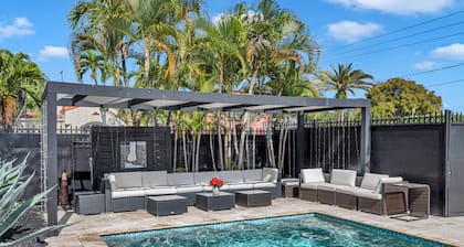 The Blue Heaven/ Poolside Retreat Near Brickell / Sleeps 13