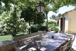 Outdoor dining - La Maison des Restanques (Cabrières-d'Avignon)